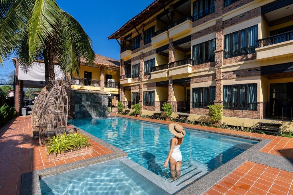 Swimming pool, Motive Cottage Resort in Khao Lak