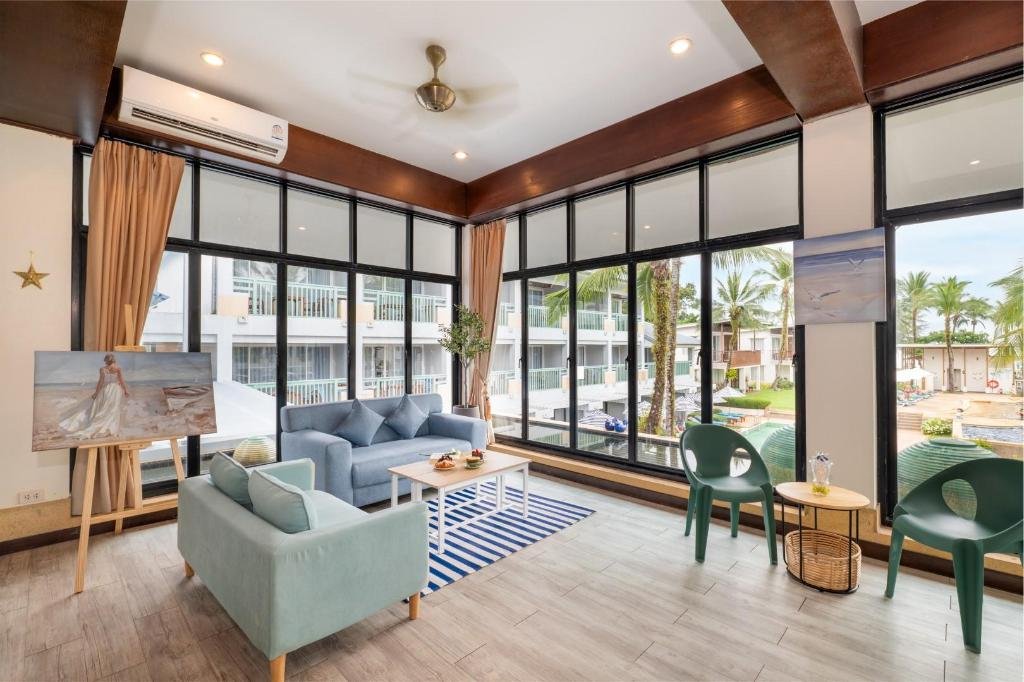 Bar/lounge, The Briza Beach Resort in Khao Lak