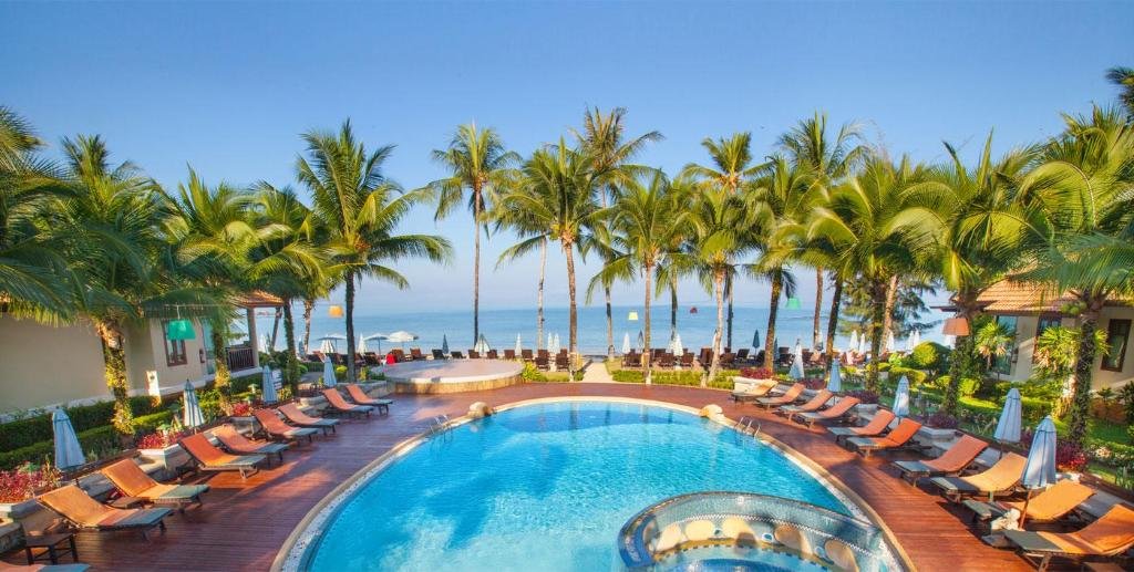 Exterior view, Khaolak Bay Front Hotel in Khao Lak